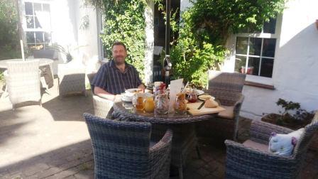 Breakfast in the sunshine at Clos de Vaul Creux