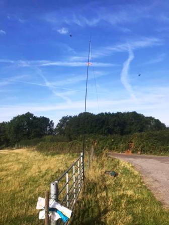 Mast and dipole