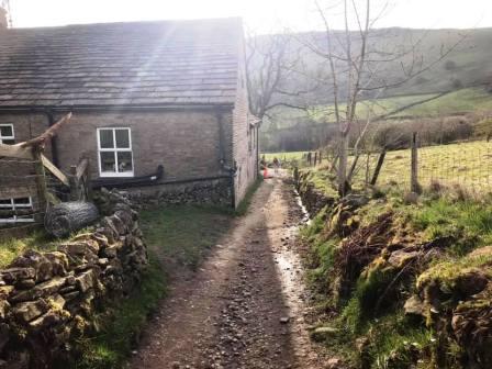 Passing a farm on the approach towards the final Tegg's Nose path