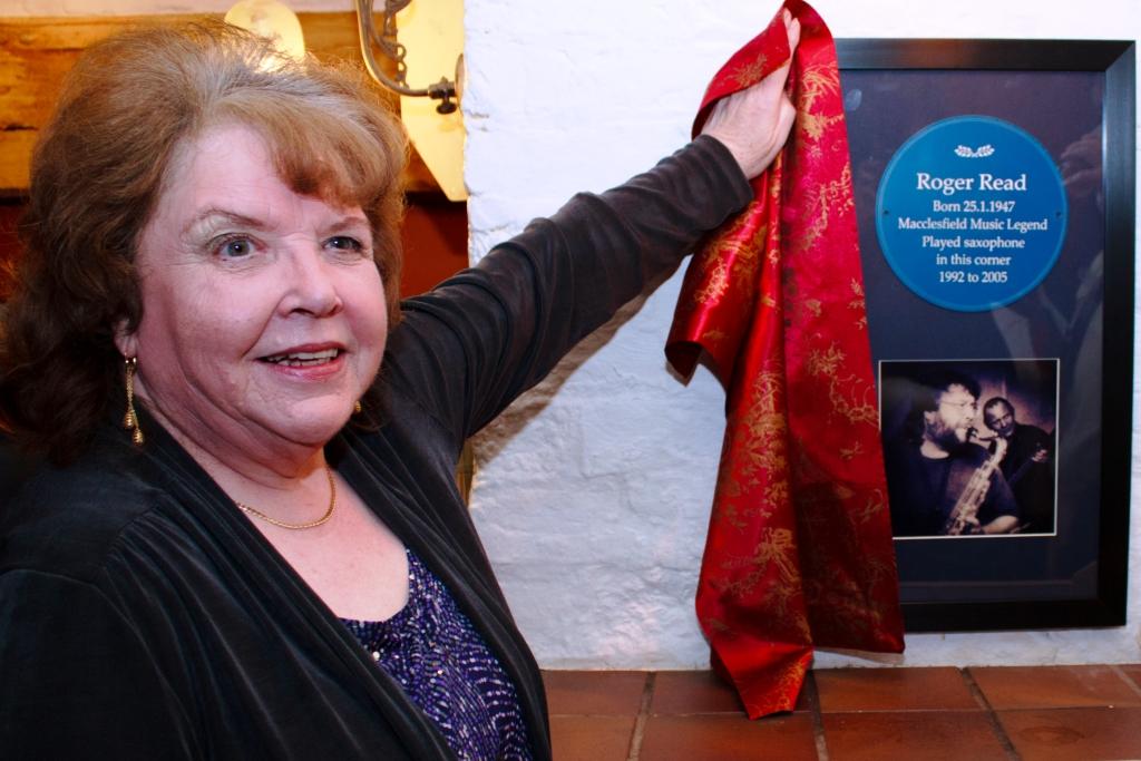 Auntie Cindy unveils the plaque