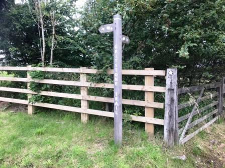 Signpost pointing towards Bowstonegate