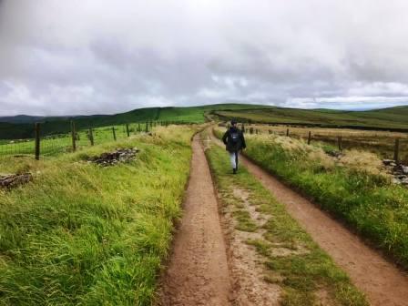 Walking from Bowstonegate towards Sponds Hill