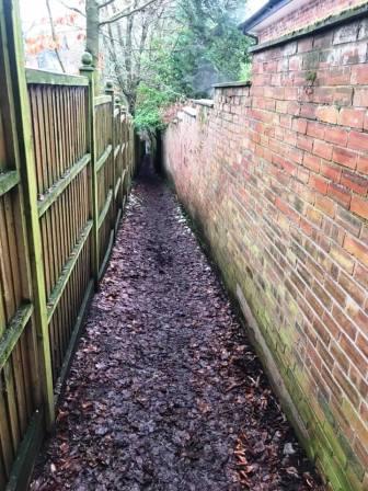 Continuing down the ginnel