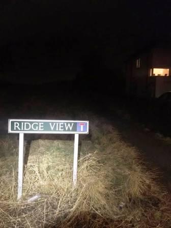 Ridge View - footpath climbs the small hill from just to the right of the sign