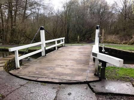 Swing bridge