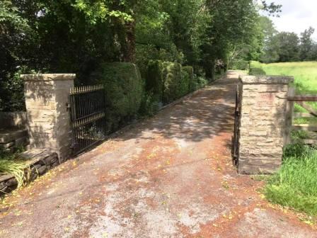 Public footpath initially follows the driveway to Moss Cottage