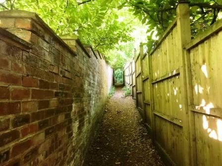 A very very long ginnel!